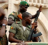 Tensions au Mali : Suspension des activités politiques par la junte